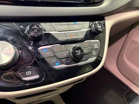 Used 2022 Chrysler Pacifica Touring-L FWD image 22