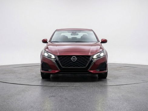 Used 2025 Nissan Altima 2.5 SV FWD image 2
