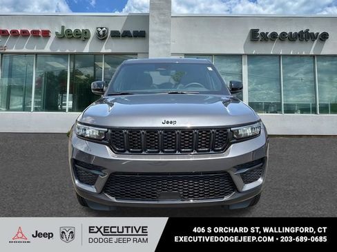Used 2024 Jeep Grand Cherokee Altitude AWD/4WD image 6