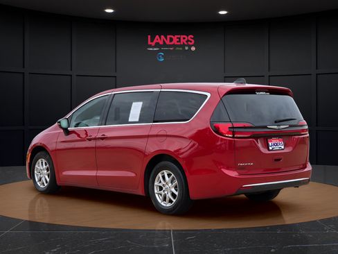 Used 2024 Chrysler Pacifica Touring-L FWD image 2