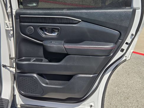 Used 2025 Honda Pilot Black Edition image 26