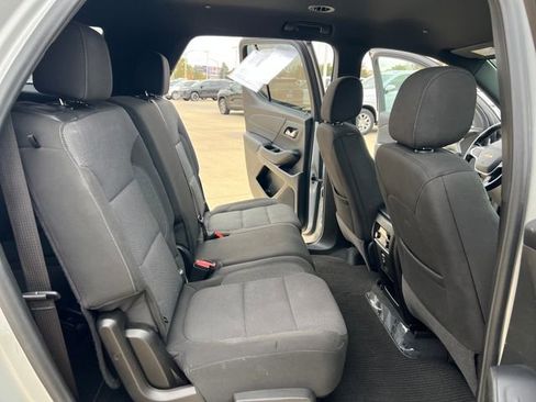 Used 2022 Chevrolet Traverse LT image 17