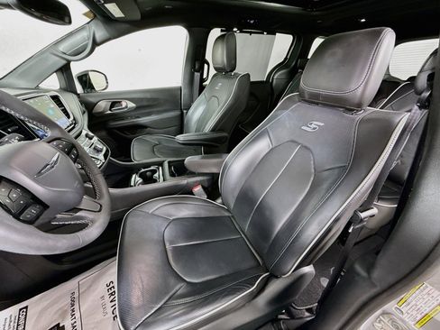 Used 2024 Chrysler Pacifica Limited w/ S Appearance Package FWD image 11