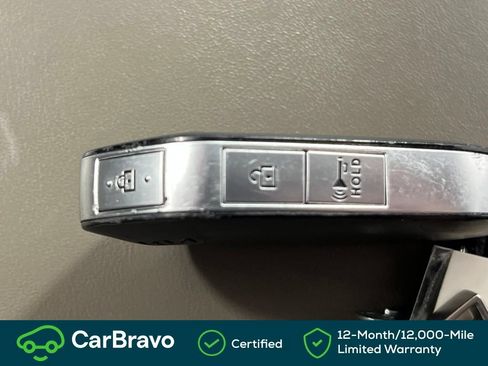 Used 2025 Kia Carnival FWD image 31