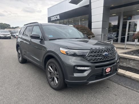 Used 2023 Ford Explorer XLT w/ Equipment Group 202A AWD/4WD image 1