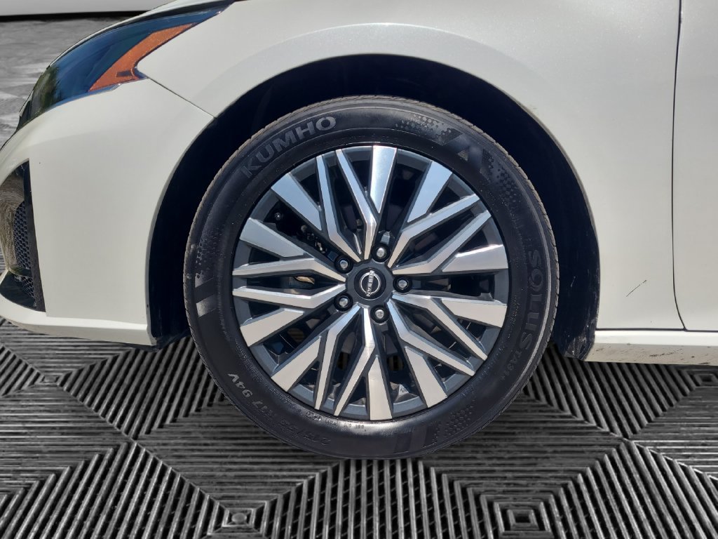 Used 2024 Nissan Altima 2.5 SV FWD image 14