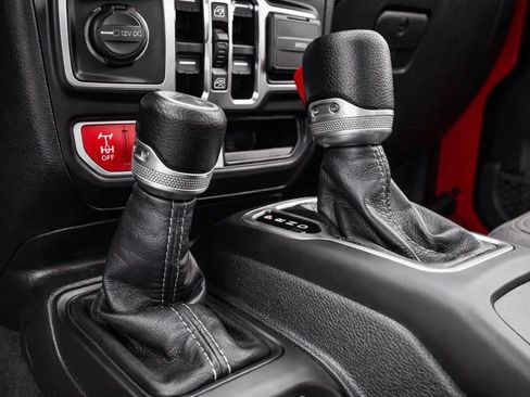 Used 2024 Jeep Wrangler Unlimited image 17