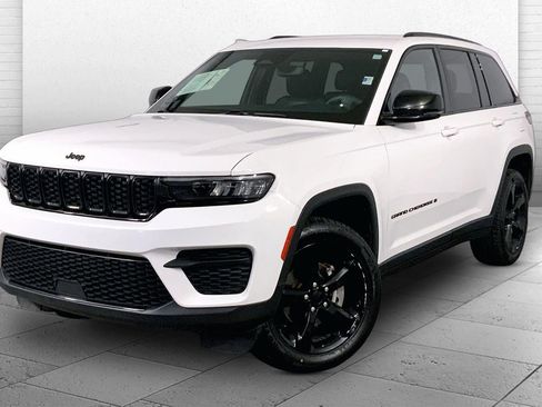 Used 2023 Jeep Grand Cherokee Altitude AWD/4WD image 12