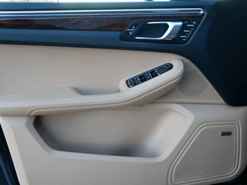 Certified 2024 Porsche Macan image 9