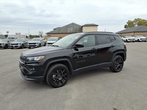 Used 2025 Jeep Compass Latitude w/ Altitude Special Edition image 2