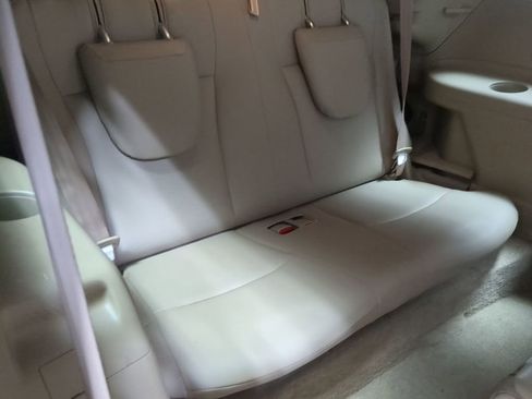 Used 2010 Toyota Highlander Limited image 34