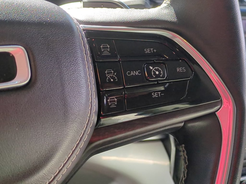 Used 2022 Jeep Grand Cherokee Overland w/ Luxury Tech Group IV AWD/4WD image 16