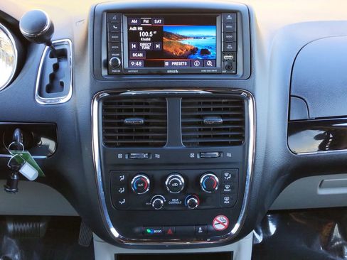 Used 2018 Dodge Grand Caravan SXT FWD image 17