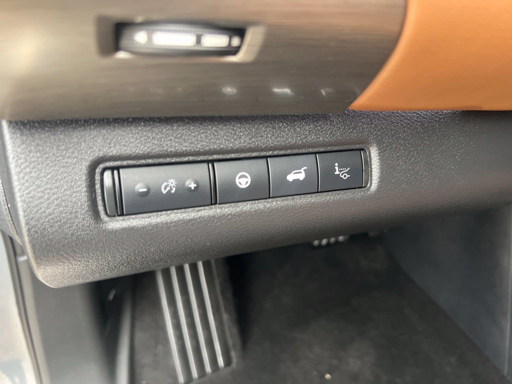 Certified 2024 Nissan Pathfinder Platinum w/ Lighting Package (N92) AWD/4WD image 50