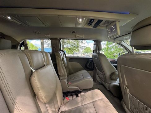 Used 2016 Chrysler Town & Country Touring image 17