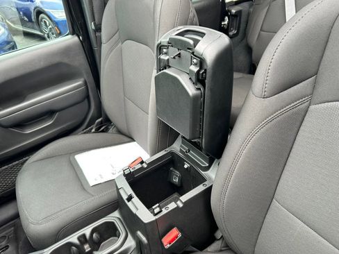 Used 2023 Jeep Wrangler Unlimited w/ Sun & Screen Package image 21