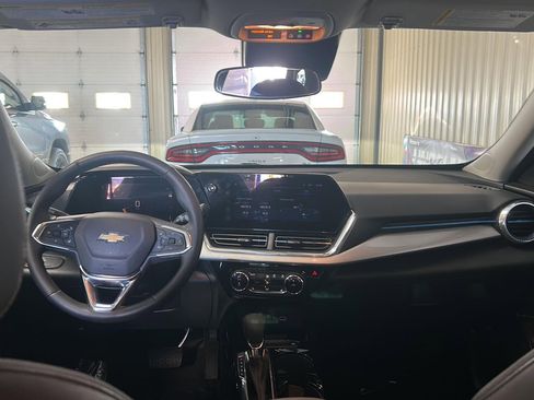 Used 2025 Chevrolet Trax LT w/ LT Convenience Package image 16