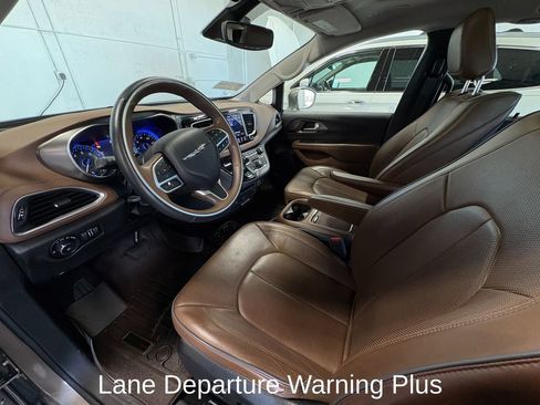 Used 2018 Chrysler Pacifica Limited w/ Tire & Wheel Group FWD image 14