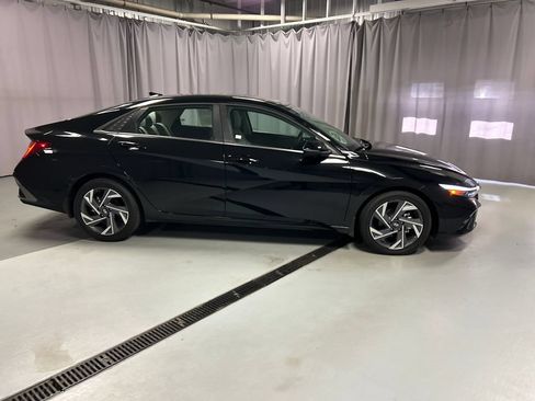 Used 2025 Hyundai Elantra Limited FWD image 8