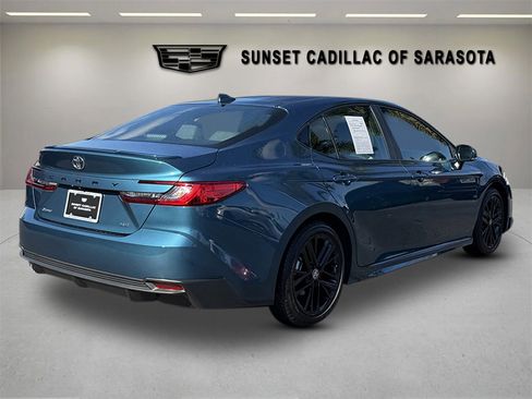 Used 2025 Toyota Camry SE image 3