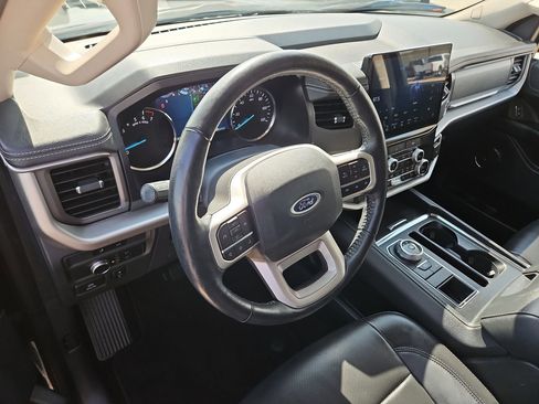 Used 2022 Ford Expedition XLT image 14