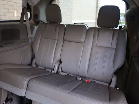 Used 2014 Chrysler Town & Country Touring FWD image 20