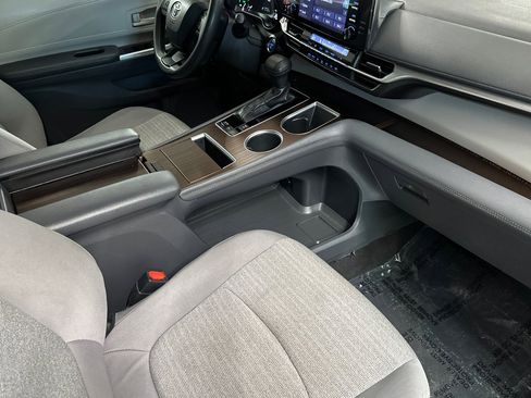 Used 2022 Toyota Sienna LE image 17