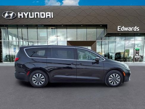 Used 2024 Chrysler Pacifica Select image 9