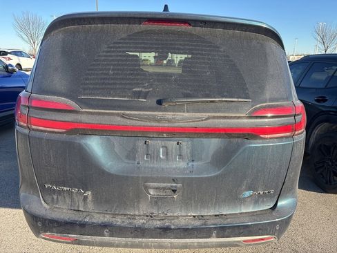 Used 2022 Chrysler Pacifica Limited w/ Uconnect Theater Family Group image 12