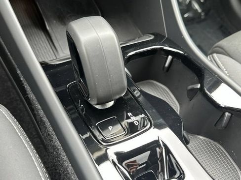 Certified 2025 Volvo XC40 B5 Plus AWD/4WD image 19
