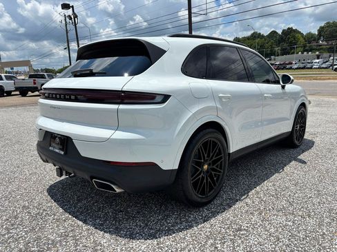 Used 2024 Porsche Cayenne AWD/4WD image 8