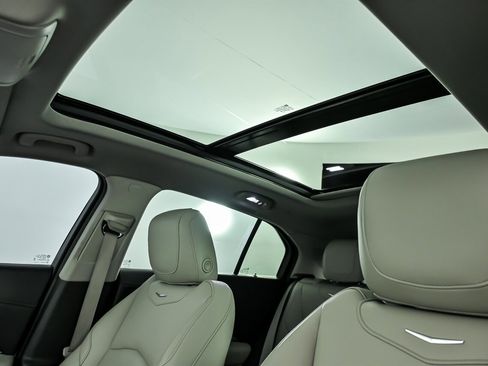 Used 2019 Cadillac XT4 Luxury w/ Cold Weather Package AWD/4WD image 22