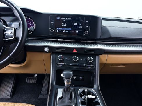 Used 2022 Kia Carnival LX image 8