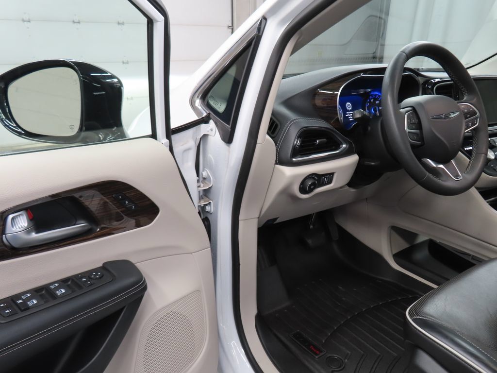 Used 2024 Chrysler Pacifica Limited FWD image 47