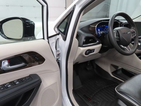 Used 2024 Chrysler Pacifica Limited FWD image 47