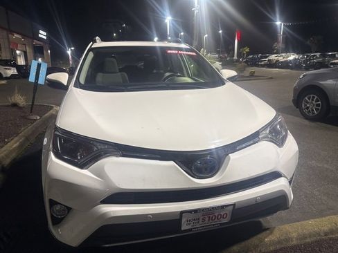Used 2018 Toyota RAV4 XLE image 2