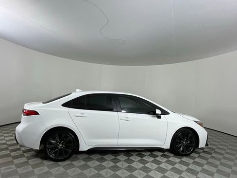 Used 2025 Toyota Corolla SE image 3