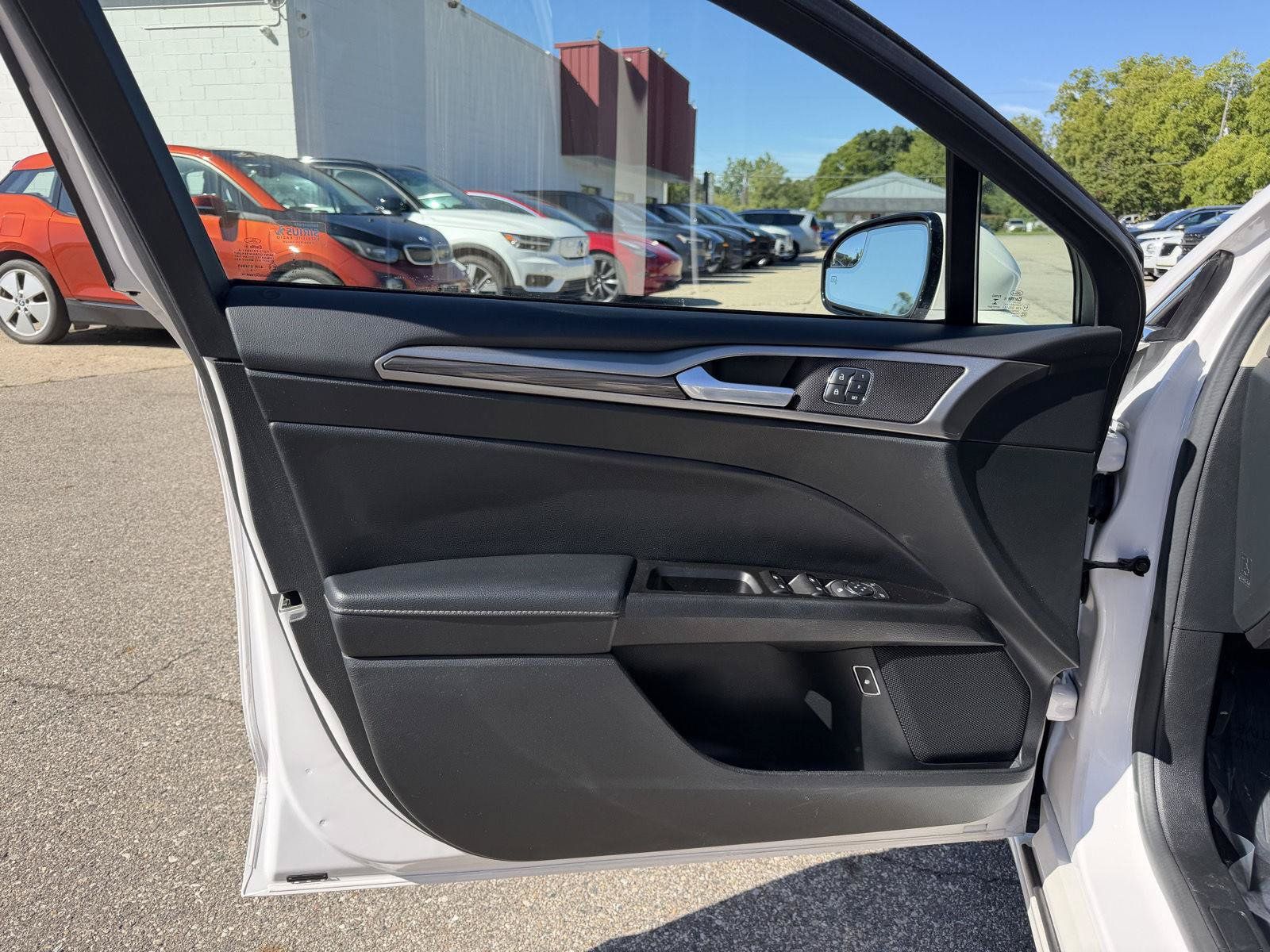 Used 2017 Ford Fusion Energi SE FWD image 10
