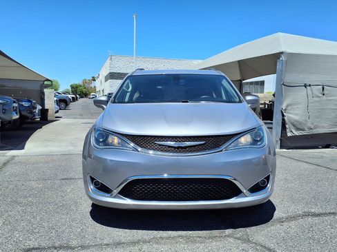 Used 2020 Chrysler Pacifica Touring-L FWD image 2