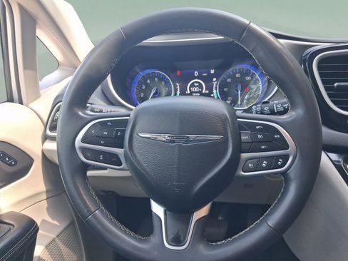 Used 2024 Chrysler Pacifica Touring-L FWD image 15