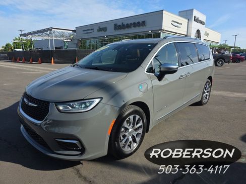 Used 2023 Chrysler Pacifica Pinnacle FWD image 1
