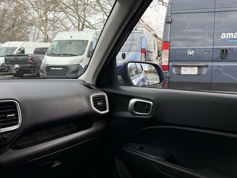 Used 2022 Hyundai Venue SEL image 22