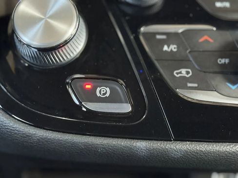 Used 2021 Chrysler Pacifica Touring w/ Uconnect Theater Family Group image 35