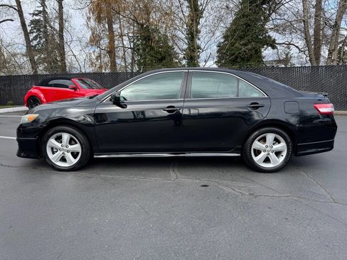 Used 2011 Toyota Camry SE w/ SE/XLE Extra-Value Pkg image 2