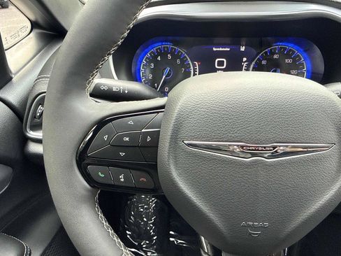 Used 2025 Chrysler Pacifica Limited FWD image 19
