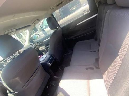 Used 2017 Toyota Highlander LE FWD image 9