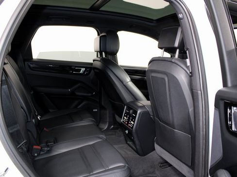 Used 2019 Porsche Cayenne E-Hybrid image 24