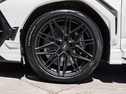Used 2019 Lamborghini Urus AWD/4WD image 3