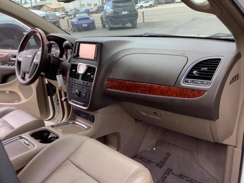 Used 2012 Chrysler Town & Country Limited image 40