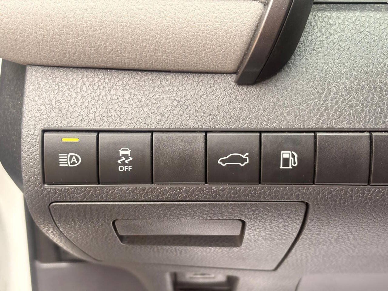 Used 2018 Toyota Camry LE FWD image 16